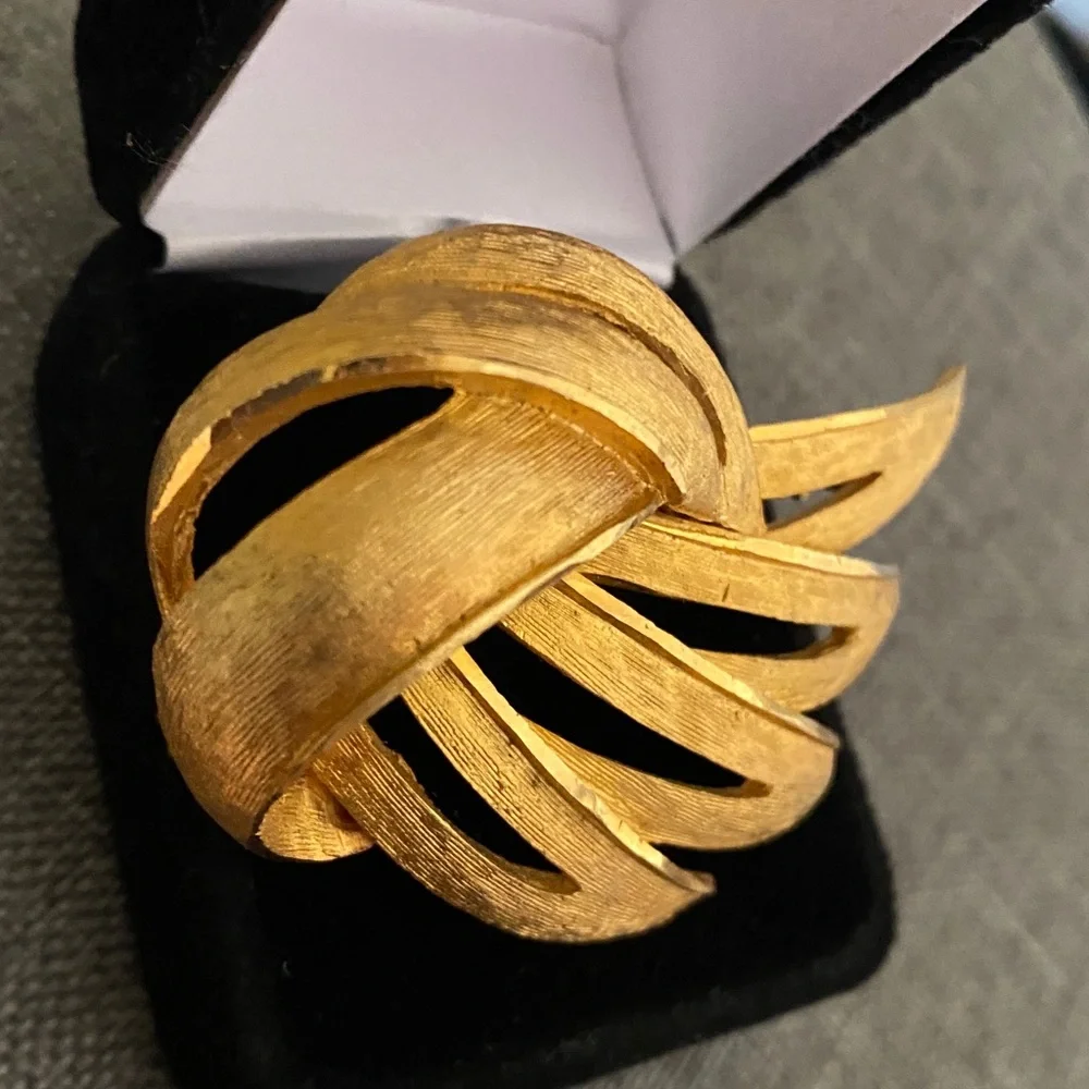 Vintage Coro Gold Tone Florentine Ribbon Leaf Brooch Signed Mid Century - Picture 3 of 7